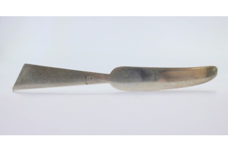 Faca para manteiga em prata perlada na pega.